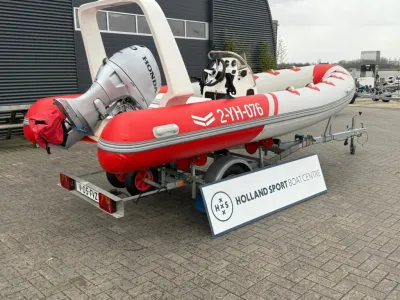 rood-witte RIB op trailer bij opslag