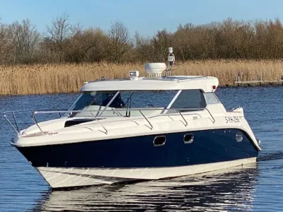 motorboot op rustig water met riet op achtergrond