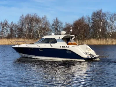 sportboot hardtop op water, blauwe romp