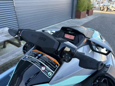 cockpit en stuur van waterscooter op parkeerplaats