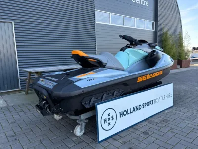 waterscooter op kar voor bedrijfsgebouw