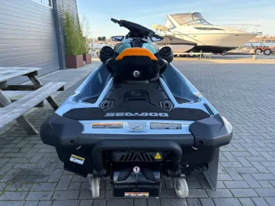 achteraanzicht van waterscooter op bestrating