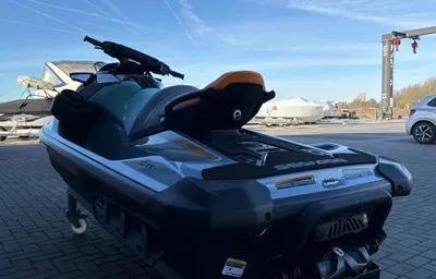 waterscooter op trailer bij jachthaven