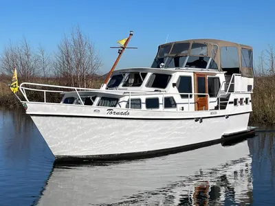 wit motorjacht op rustig water