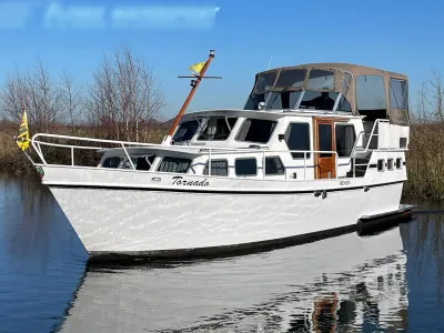 wit motorjacht op rustig water