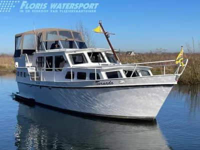 motorjacht op rustig water