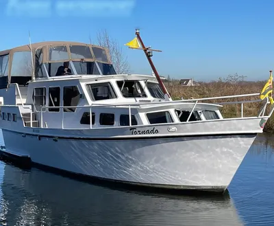 wit motorjacht op rustig water