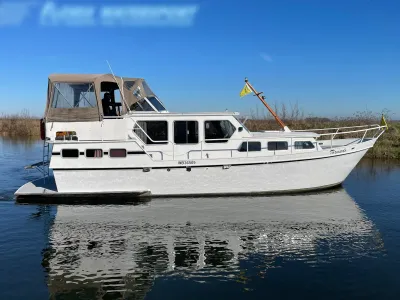 wit motorjacht op stil water met blauwe lucht