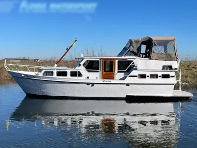 wit motorjacht op kalm water