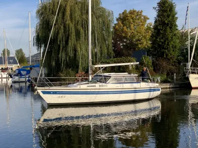 motorzeilboot in jachthaven met reflectie