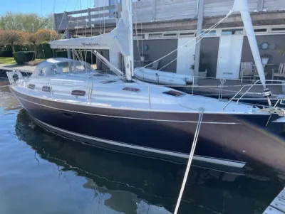 zeiljacht afgemeerd bij steiger