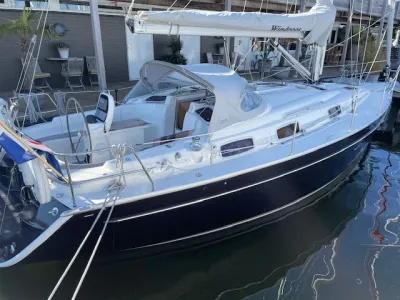 zeiljacht afgemeerd aan steiger