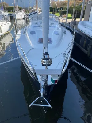 boeg van zeiljacht in haven