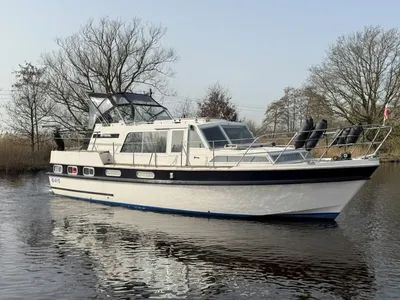 motorjacht op kalm water