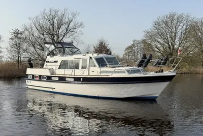 motorjacht op kalm water