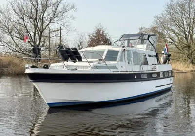 wit motorjacht op rustig water