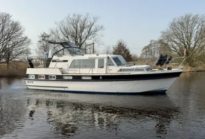 motorjacht op rustig water
