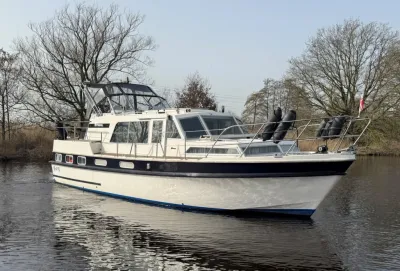 motorjacht op rustig water bij de oever