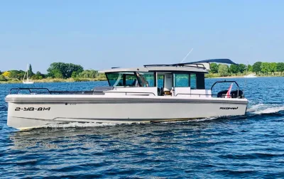 Motorboot op het water, zijaanzicht