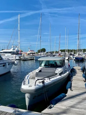 motorboot aangemeerd in een jachthaven