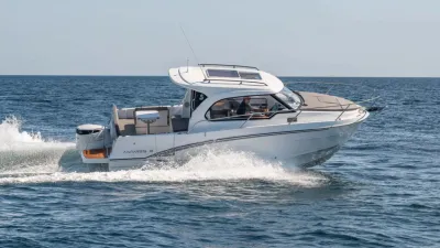 motorcruiser op open water