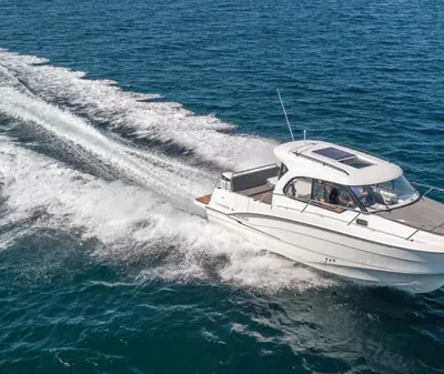 motorboot varend op open water