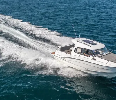 sportcruiser in volle vaart op open zee