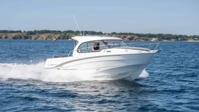 sportcruiser varend op open water