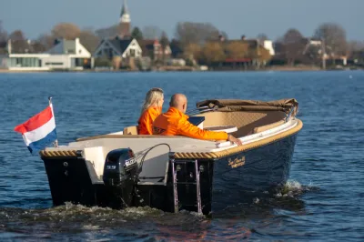 sloep met twee personen op het water