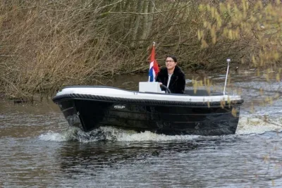 sloep varend op een rivier met bestuurder