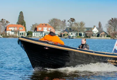 tender op het water met twee personen