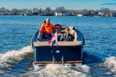 achteraanzicht van tender met twee personen