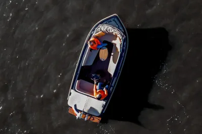 luchtfoto van tender op donker water