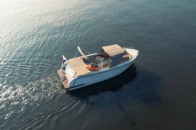 tender op rustig water