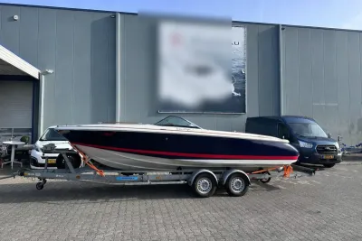 donkerblauwe speedboot op trailer bij gebouw