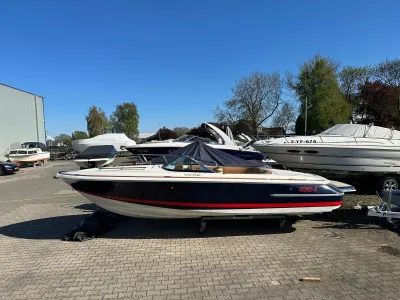 motorboot op trailer op opslagterrein