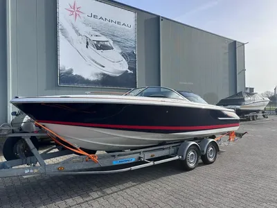 zwarte motorboot met rode bies op trailer