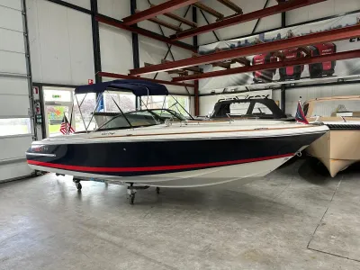 motorboot in binnenloods