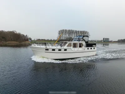 motorjacht varend op rustig water