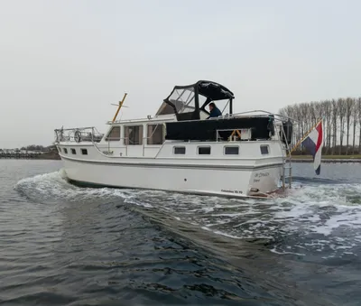 wit motorjacht varend op water