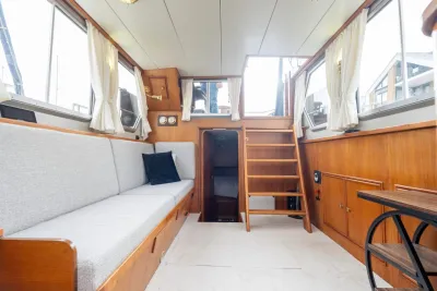 interieur salon met trap, bank en houten afwerking