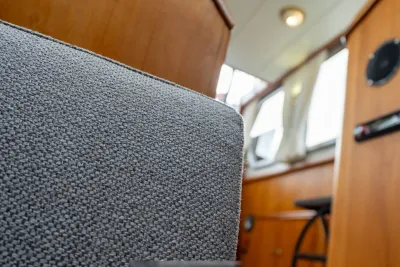 close-up gestoffeerde bank in kajuit