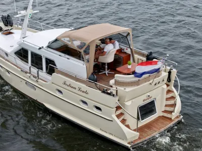 motorjacht op open water, achterdek zichtbaar