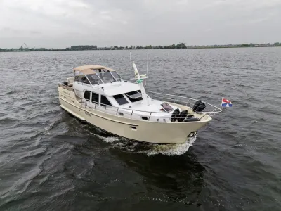 motorjacht varend op open water