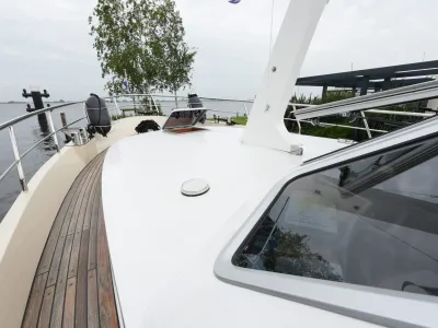 voorkant jacht met teakdek en reling