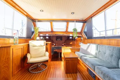 interieur houten kajuit met zitbank en stoel