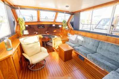 interieur salon met zithoek en ramen