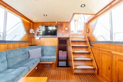 interieur salon met trap en zithoek