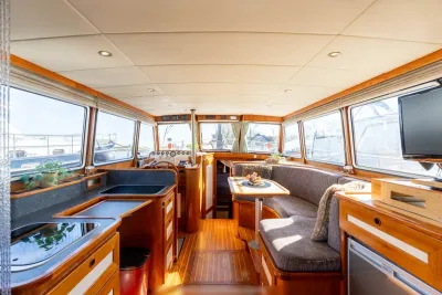 interieur salon met keuken en zithoek