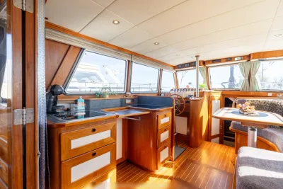 Kajuitinterieur met houten afwerking